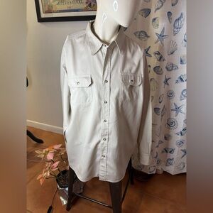 Men’s long sleeve, button down, 2 pockets with buttons in the front. Excellent